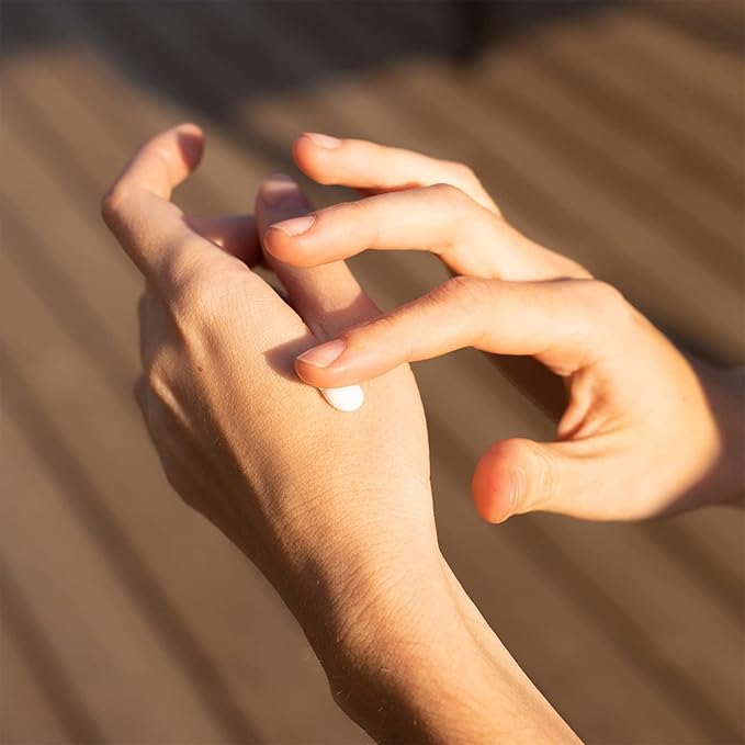 Panier des Sens - Small Hand Cream for Dry Cracked Hands β Grape Mini Hand Lotion for Dry Skin - With Shea Butter and Grape Seed Oil - Hand Care 97% Natural Ingredients - Travel Size 1 floz