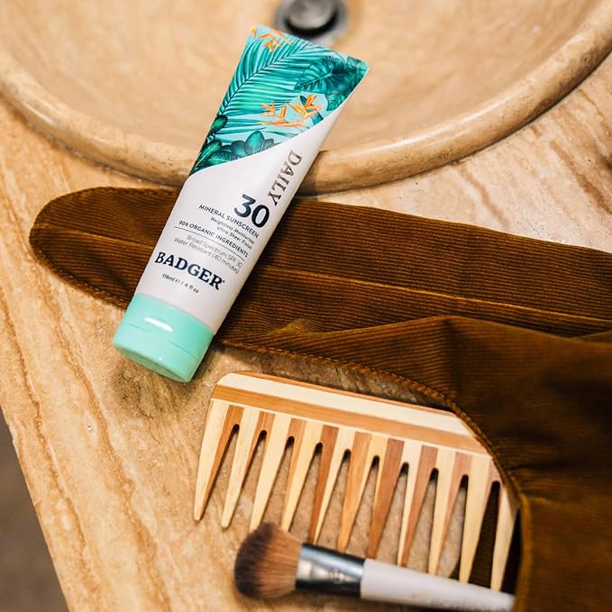 Badger Mineral Daily Sunscreen with Zinc Oxide, SPF 30, Lightweight & Easy to Apply w/No White Cast, Moisturizing Organic Sunscreen, Reef Safe, Vegan, Unscented, 4 fl oz